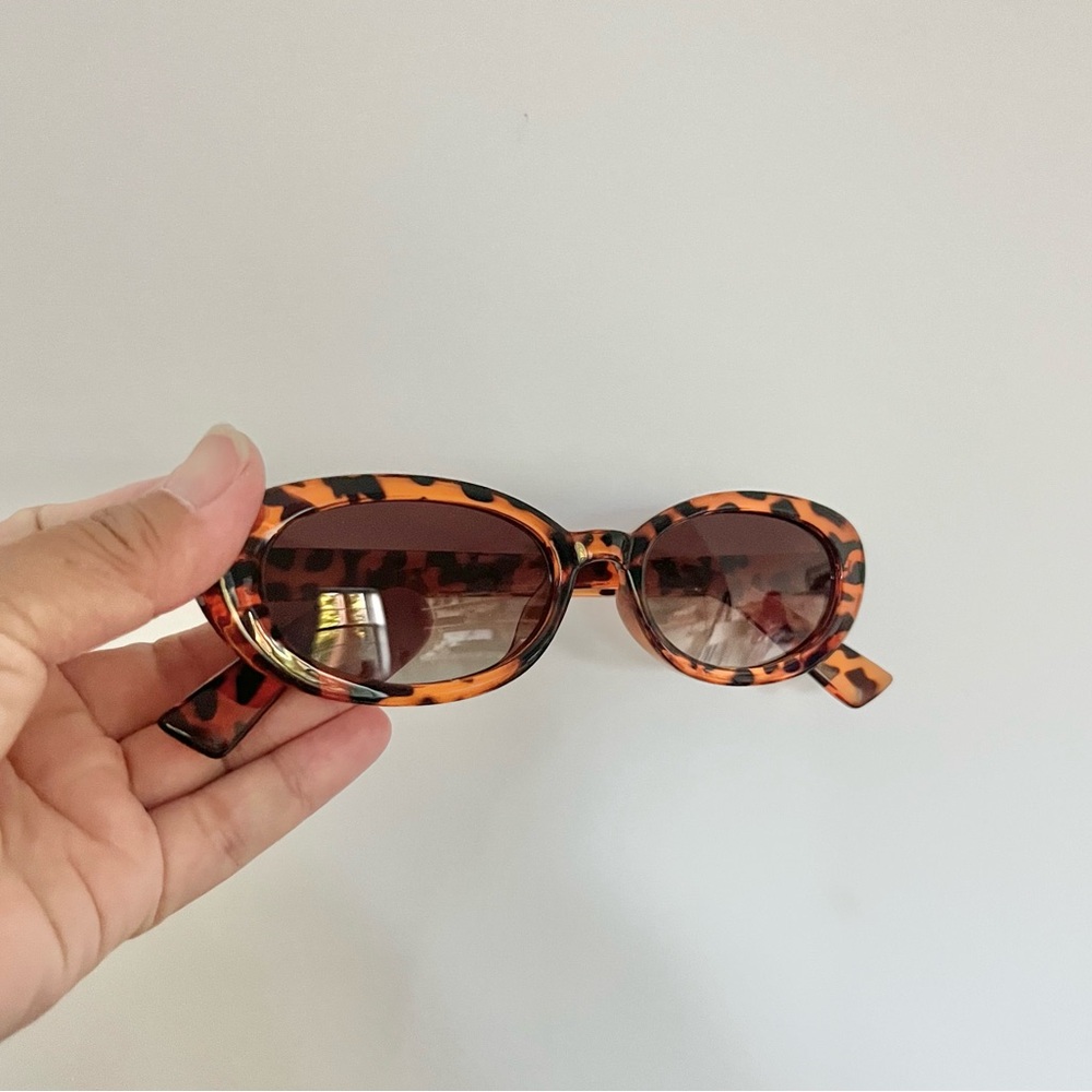 New in Box Miyya Old Money Polarized Oval Sunglasses Tortoise Shell Style Womens